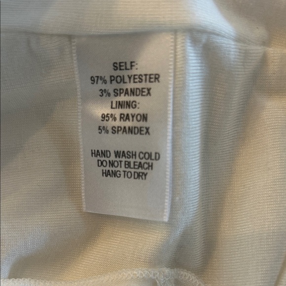 Elegant White Sleeveless Dress - Picture 5 of 6